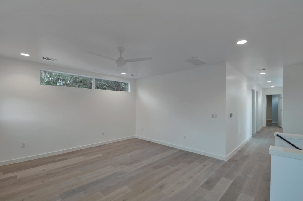 2205 Montclaire St-large-029-41-Living Up 02-1500x994-72dpi