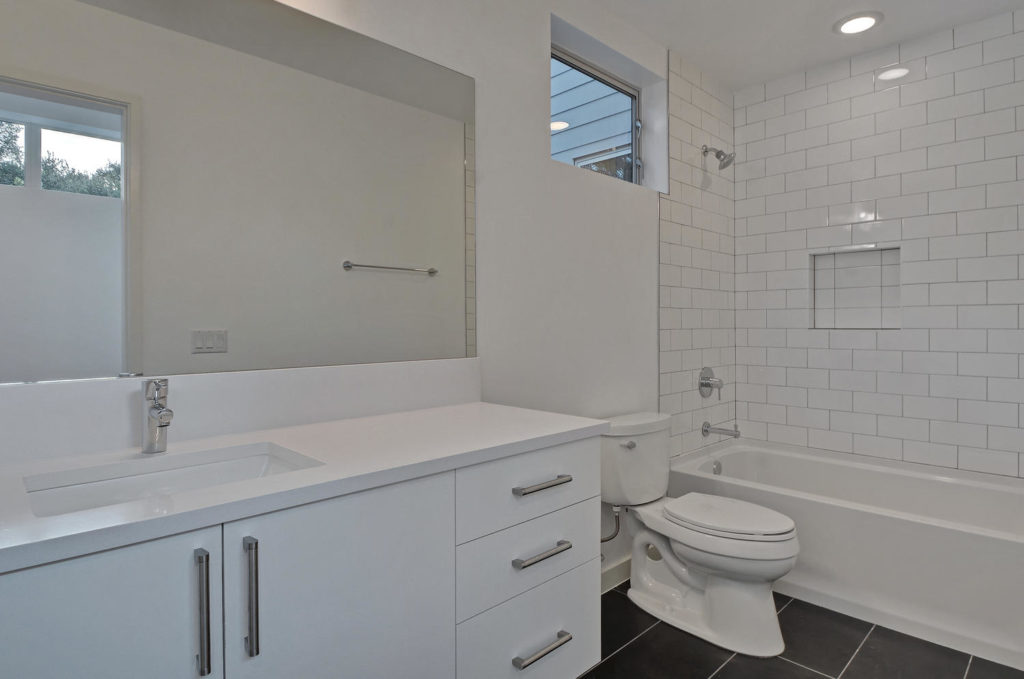 2205 Montclaire St-large-039-30-Other Bath 01-1500x994-72dpi