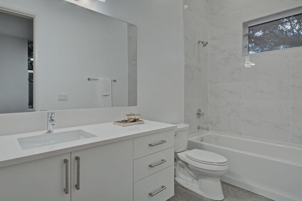 2205 Montclaire St-large-043-31-Other Bath 05-1499x1000-72dpi