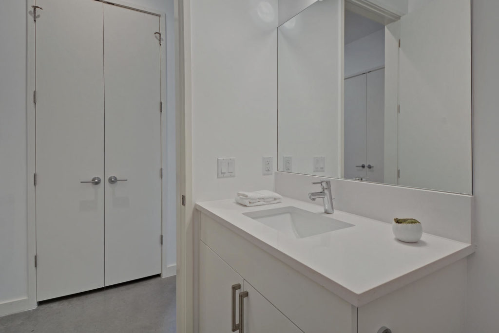 2205 Montclaire St-large-045-22-Other Bath 07-1499x1000-72dpi